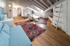 Ampia mansarda con travi a vista in zona Isola Milano